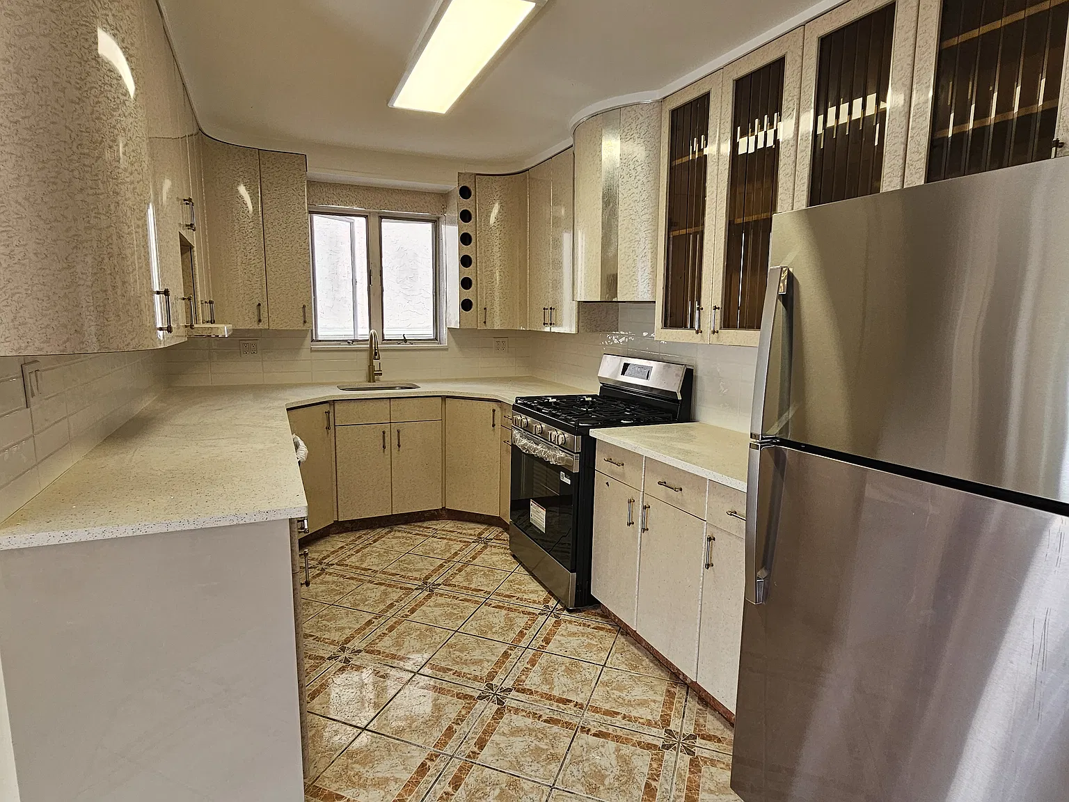 3 bed, 1500 sqft, $4,000 — Photo 2