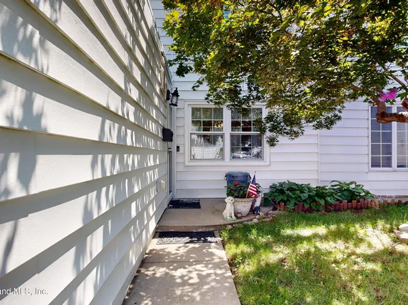93 Hampton Grn, Staten Island, NY 10312