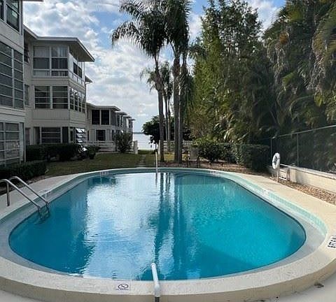 2nd image of 1801 Lakeview Dr APT 208