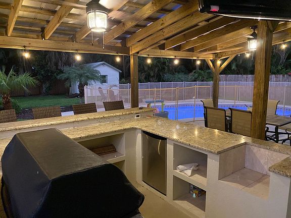 4th image of 1021 SW 32nd St