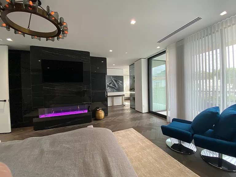 213 S La Peer Dr — Photo 41