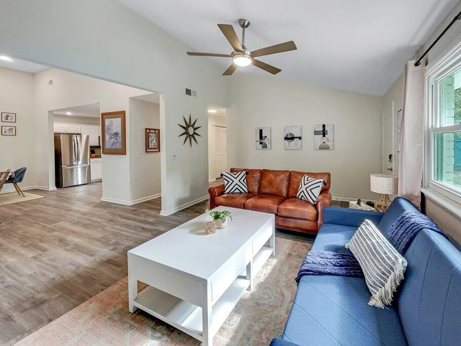 3 bed, 2.0 bath, 1367 sqft, $7,296 — Photo 4