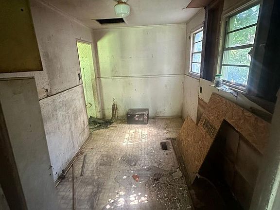 3rd image of 1606 W Charles Bussey Ave
