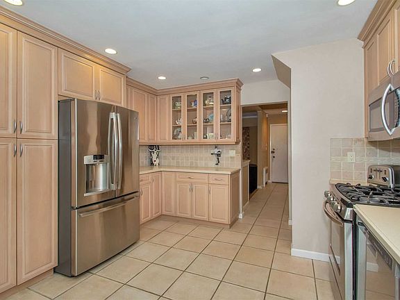 5th image of 3274 Woodward St
