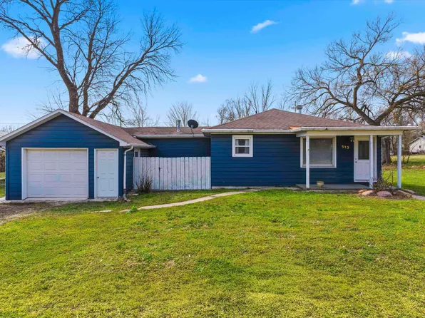 513 W 7th St, Chapman, KS 67431