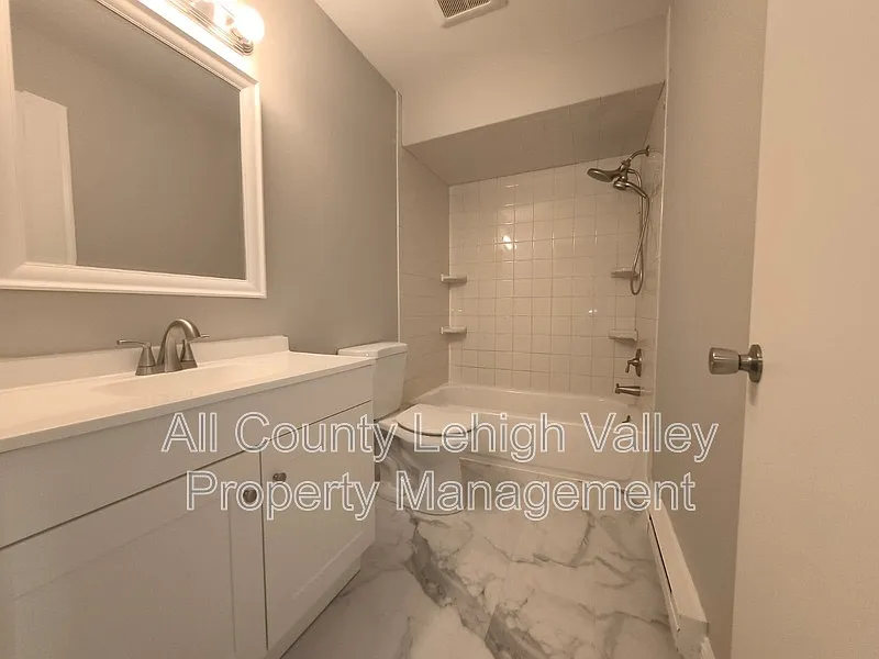 3 bed, 2.0 bath, 1008 sqft, $2,045 — Photo 4