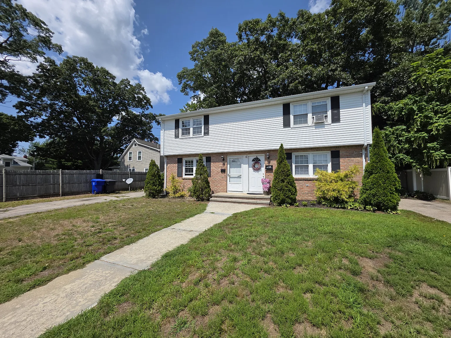  19 Wamsetta Ave 2-Floors 2b/1b Renovated! Yard! 1petok Laundry! Prkg — Photo 1