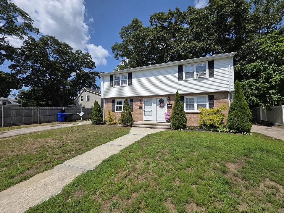  19 Wamsetta Ave 2-Floors 2b/1b Renovated! Yard! 1petok Laundry! Prkg