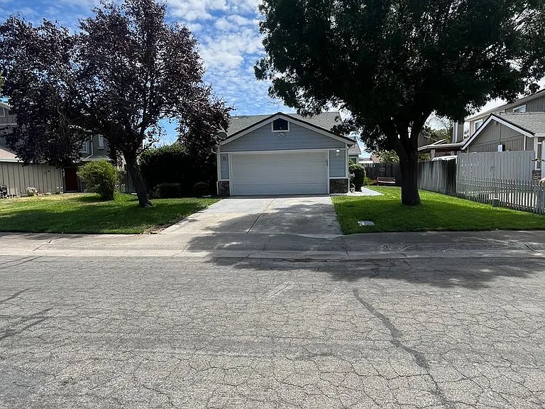 836 Marsh Creek Dr — Photo 2