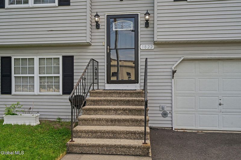 4th image of 1822 Avenue B