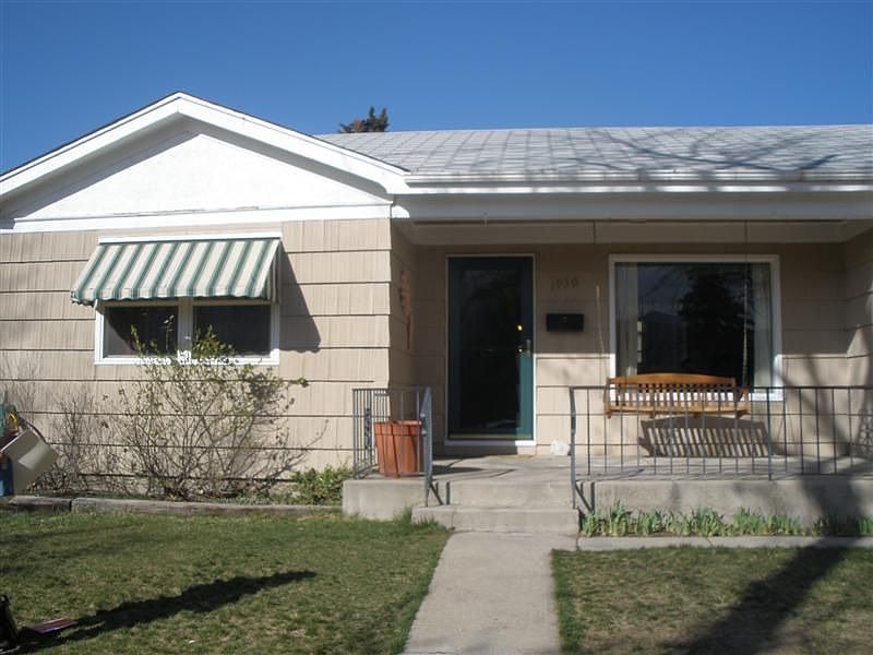 Front view w/ quaint front porch