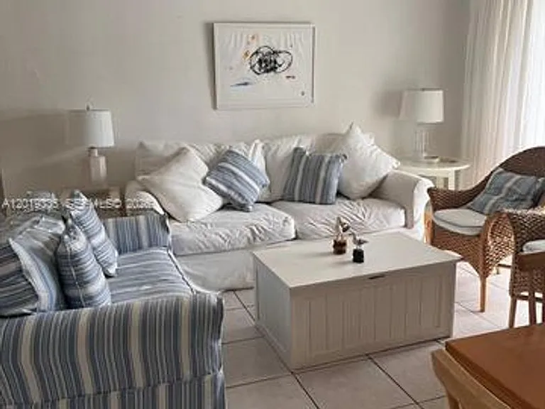 290 Sunrise Dr #208 — Photo 2