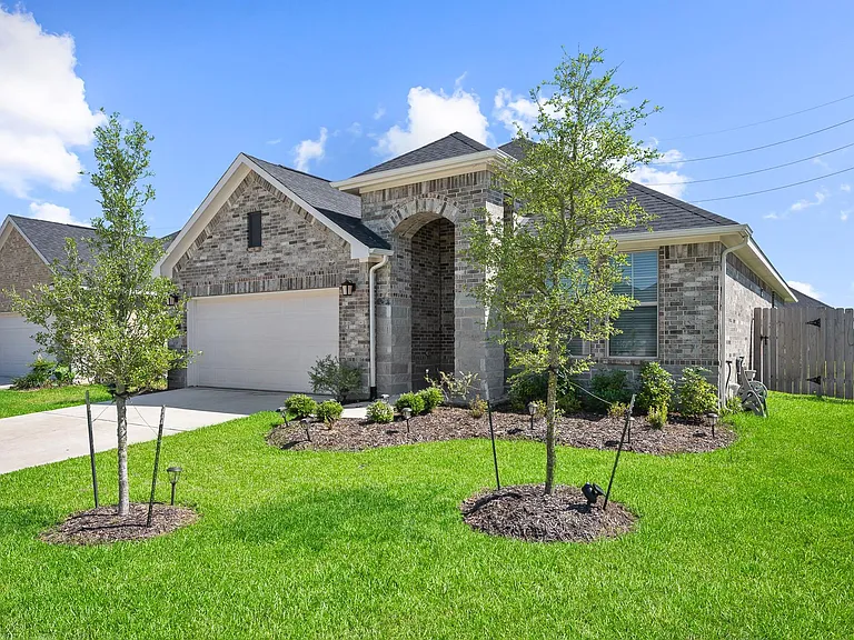 31243 Conover Dr — Photo 2