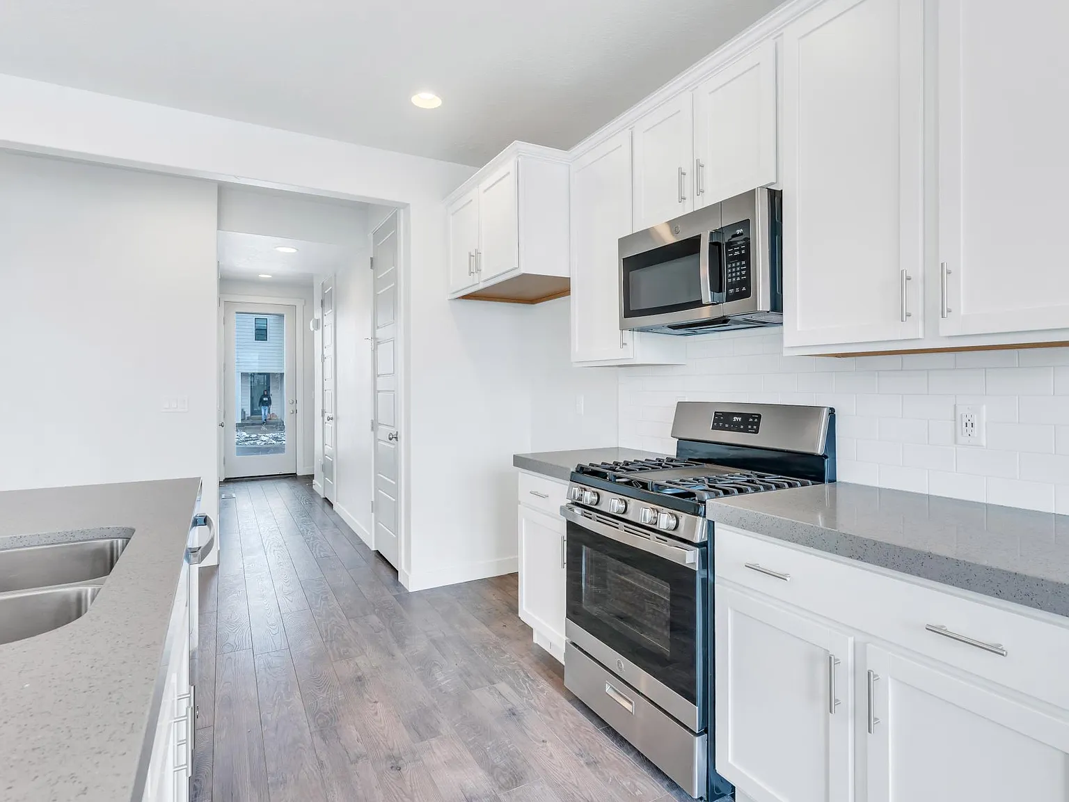 4 bed, 3.5 bath, 2694 sqft, $2,900 — Photo 4
