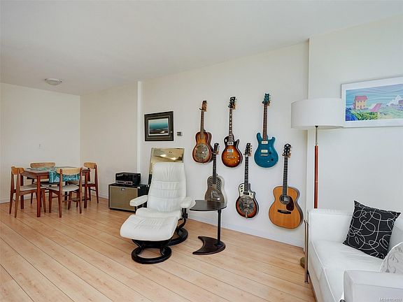 3rd image of 647 Michigan St #309