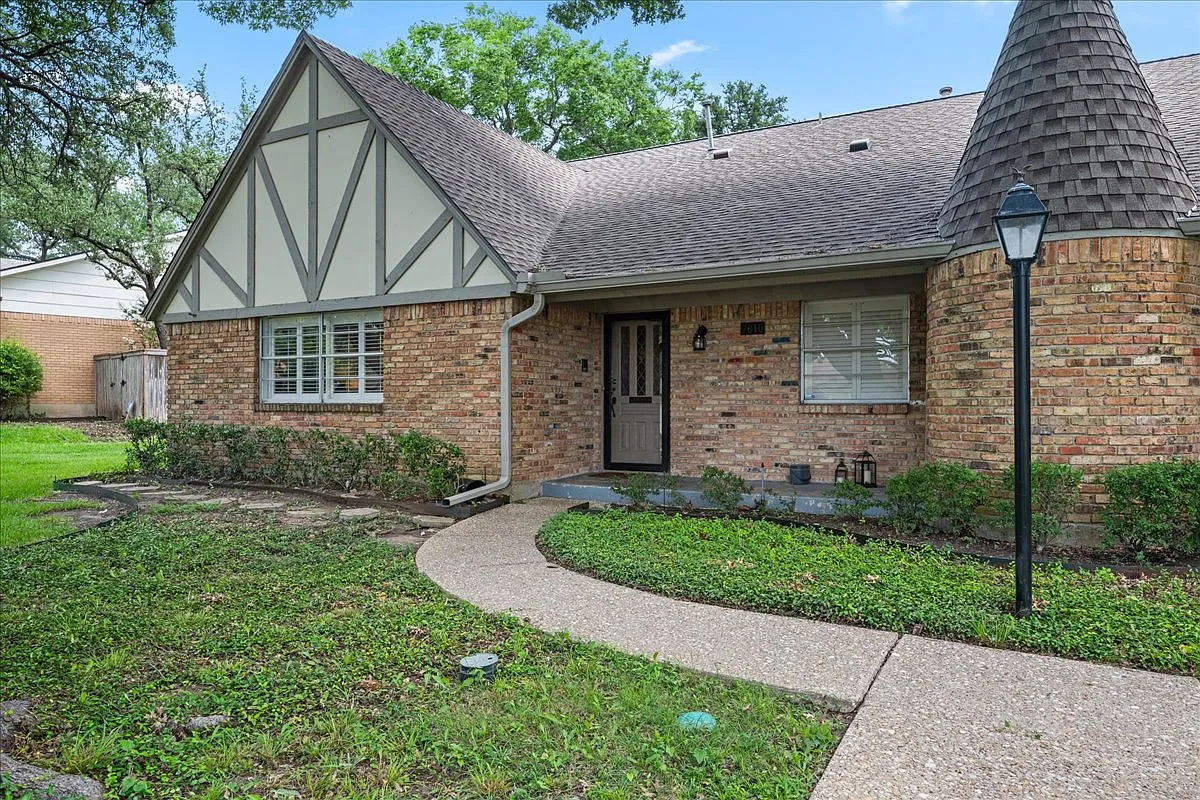3 bed, 2102 sqft, $2,950 — Photo 1