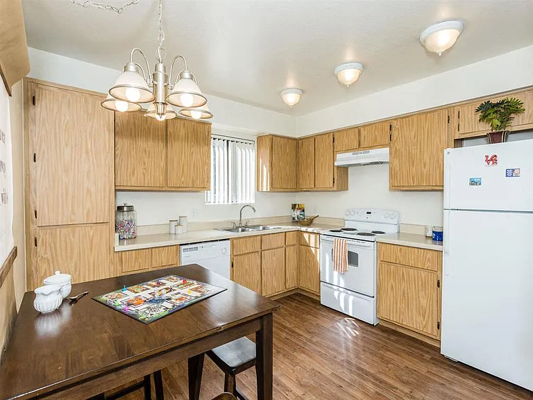 University Square Apartments — Photo 18