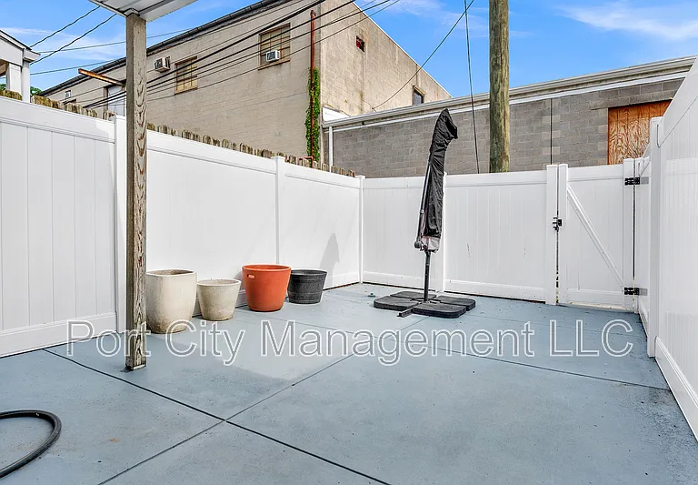 430 W 23rd St — Photo 18