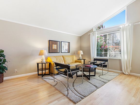 4th image of 121 Ironwood Ct