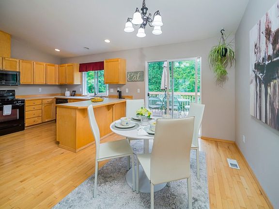 4th image of 3309 Lake Dr