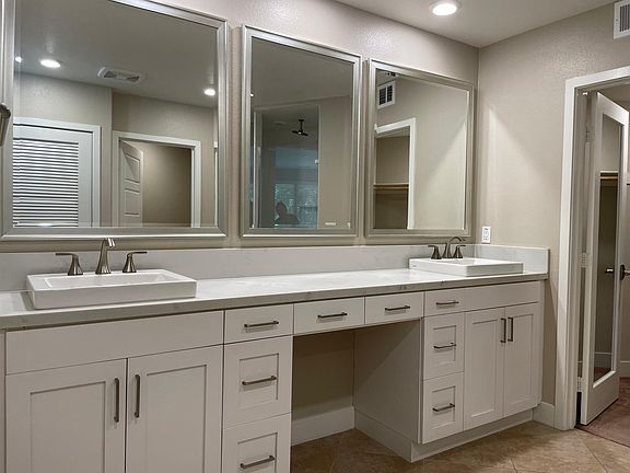 Mainfloor bathroom