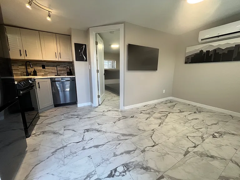 1066 1/2 Irving St — Photo 5
