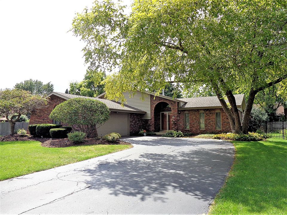 1st image of 305 Essex Ln