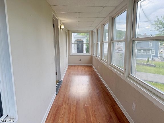 4th image of 331 N Main St