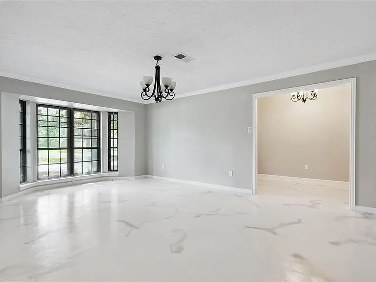 570 Roanoke Dr — Photo 11