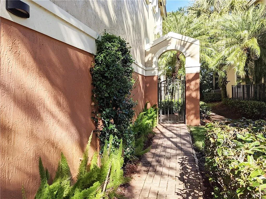 4 bed, 2.5 bath, 1790 sqft, $3,950 — Photo 1