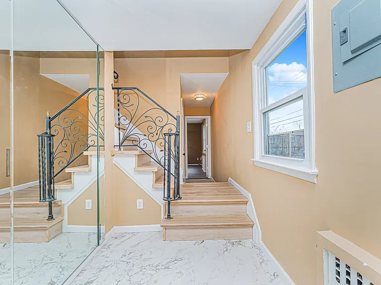 74 Caswell Ave — Photo 8