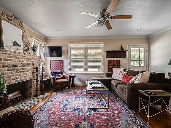 4th image of 203 W Travis St