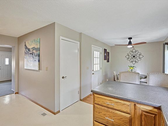 4th image of 205 Moule Dr