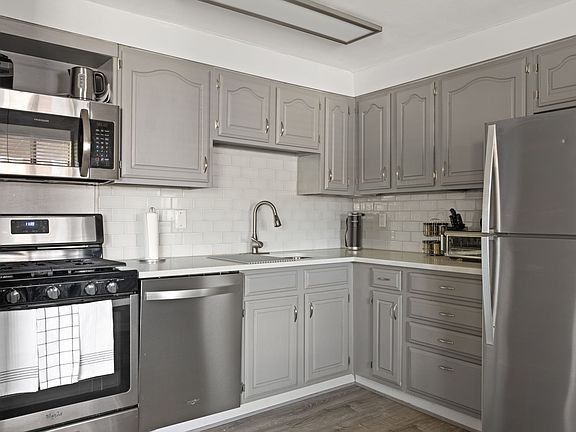 2nd image of 1115 Mary Ann St #1117-2