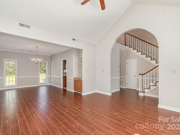5th image of 3000 Silver Birch Dr