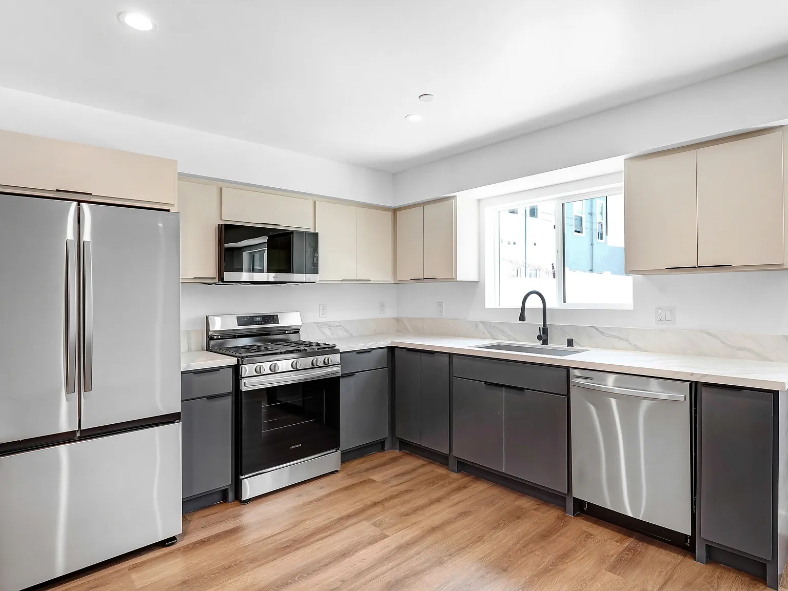 3 bed, 1100 sqft, $3,450 — Photo 4