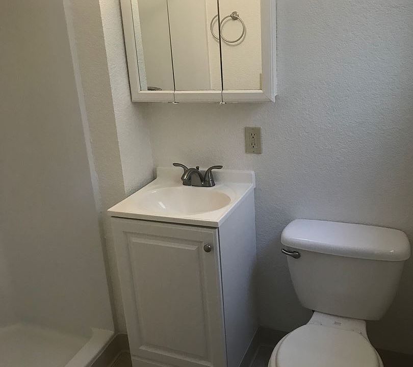 2nd image of 1415 G St APT 12