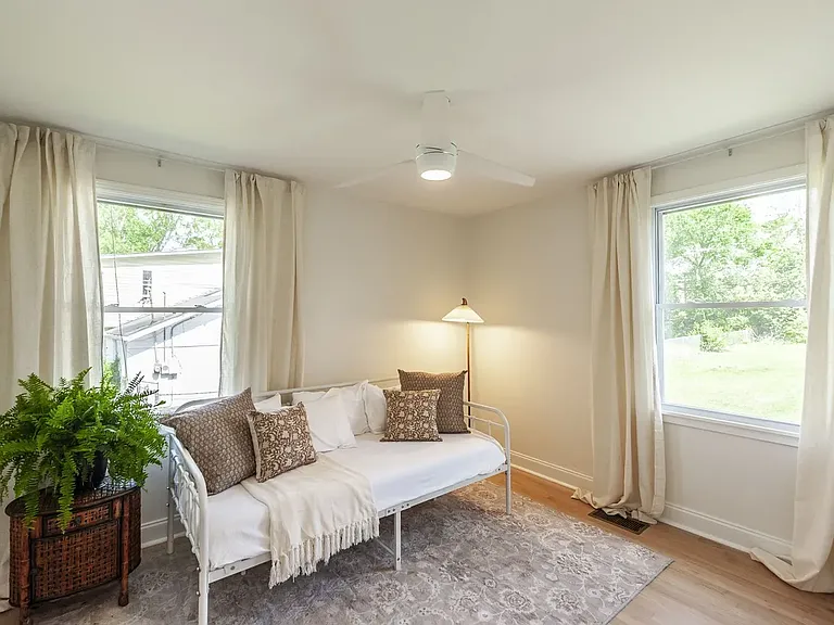 921 Lemont Ct — Photo 14