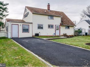 34 Wildflower Rd, Levittown, PA 19057