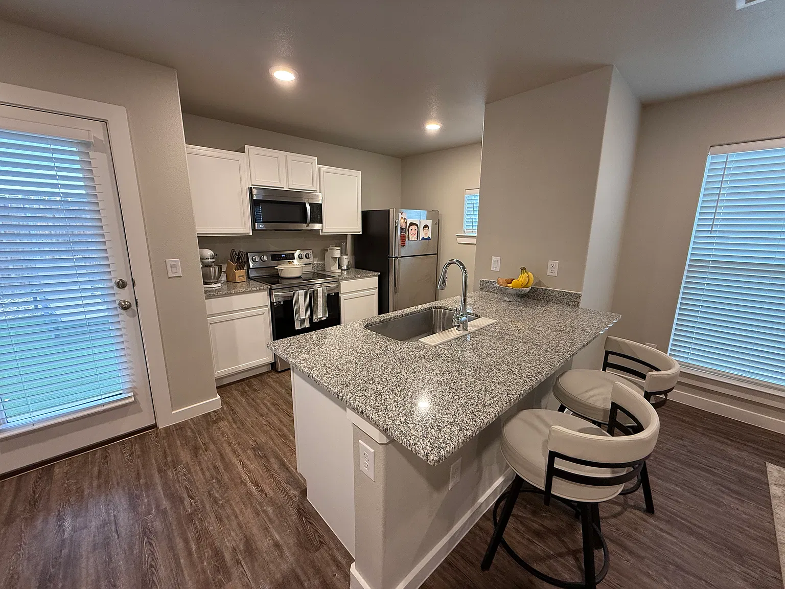 2 bed, 1006 sqft, $1,399 — Photo 4