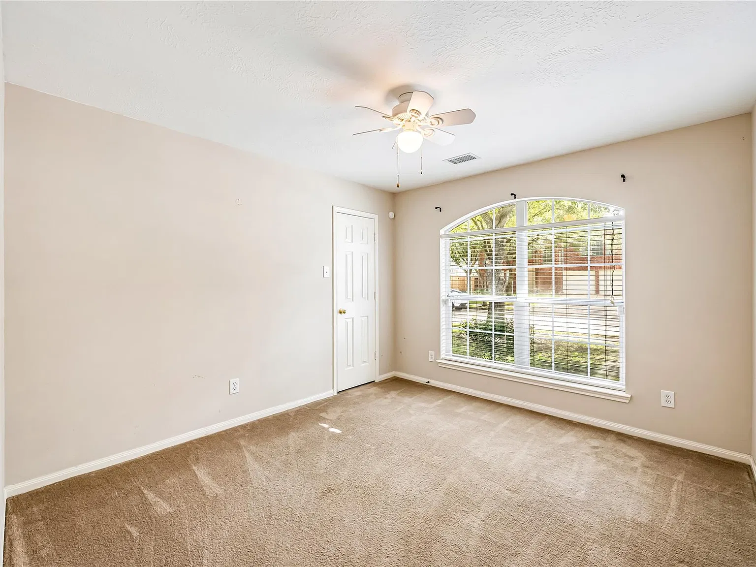 3 bed, 2.0 bath, 1567 sqft, $2,450 — Photo 4
