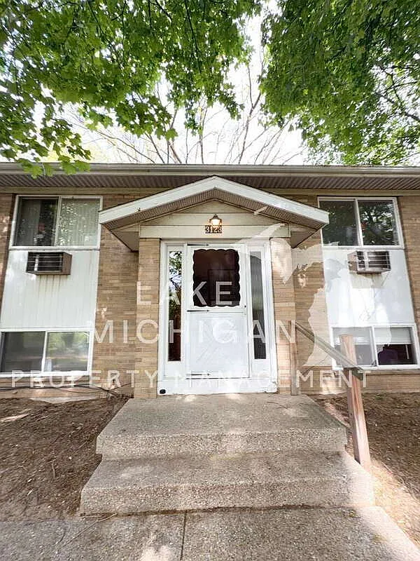 2 bed, 1.0 bath, 700 sqft, $1,395 — Photo 1