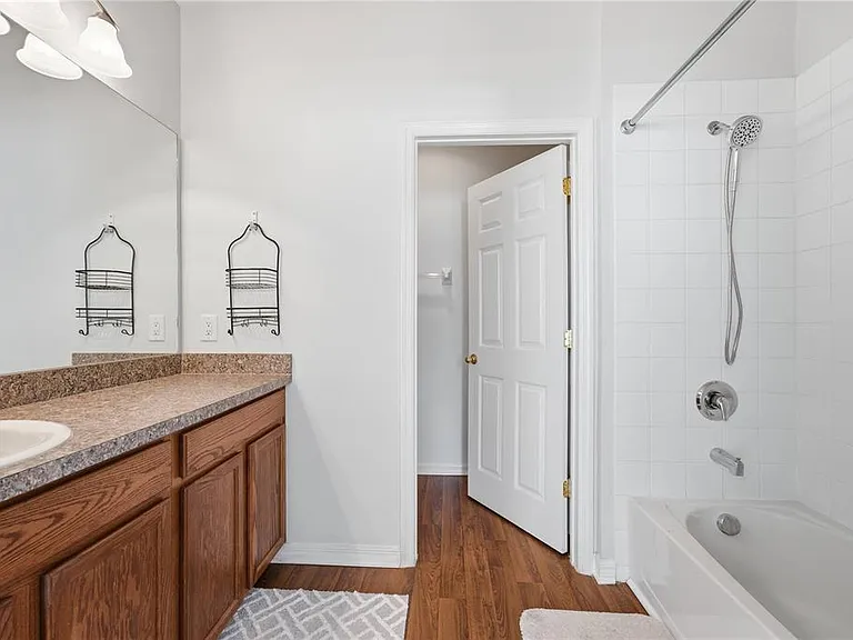 1346 Grantham Dr — Photo 17