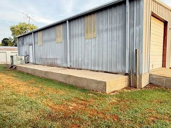 4th image of 140 Halliburton Ave