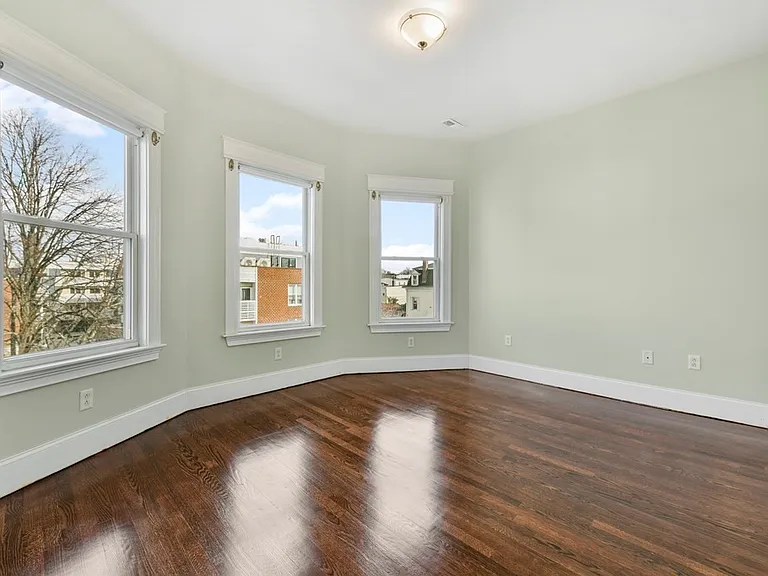 627 E 6th St #3 — Photo 16