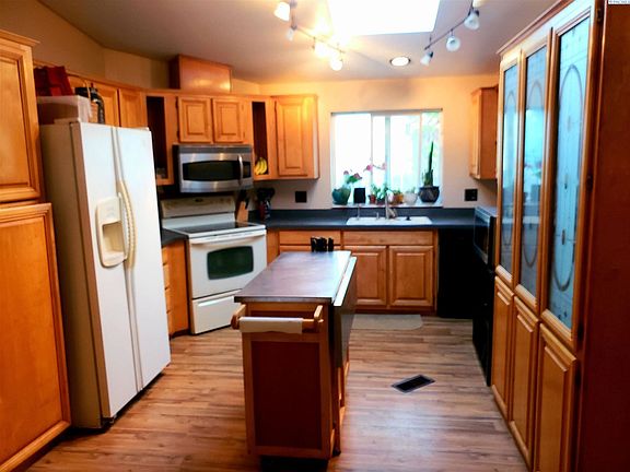 3rd image of 627 N Waldemar Ave