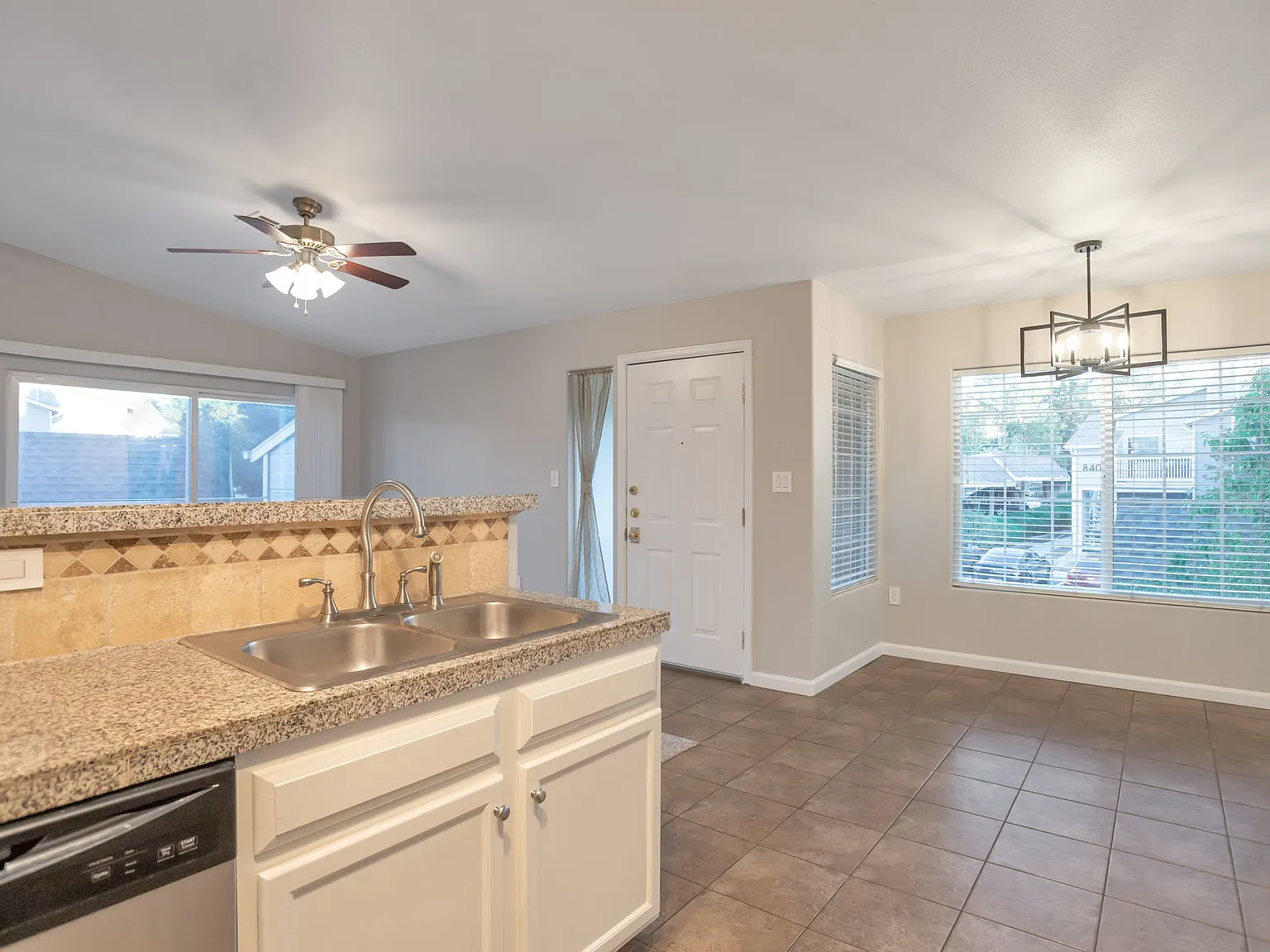 3 bed, 1282 sqft, $2,200 — Photo 4