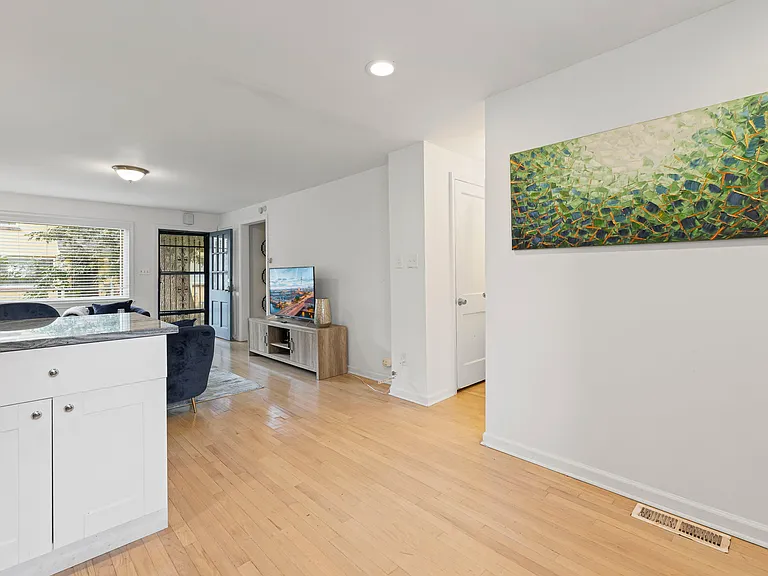 1011 W 38th St #A — Photo 15