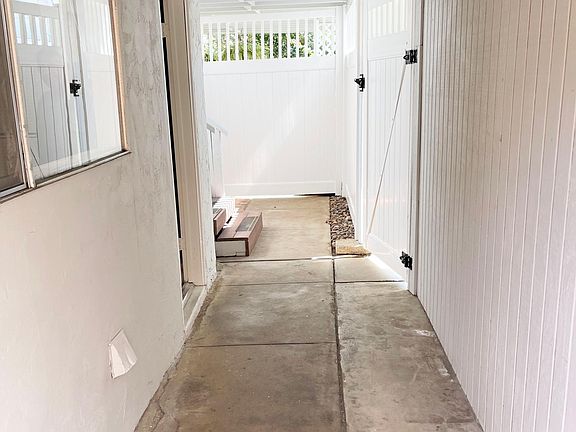 Private entrance from front or back alley gate