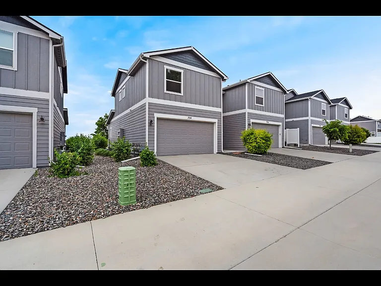 724 Finch Dr — Photo 2
